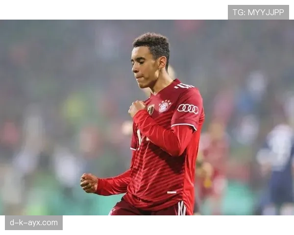 穆西亚拉以无私精神引领年轻球员成长，展现未来领袖风范