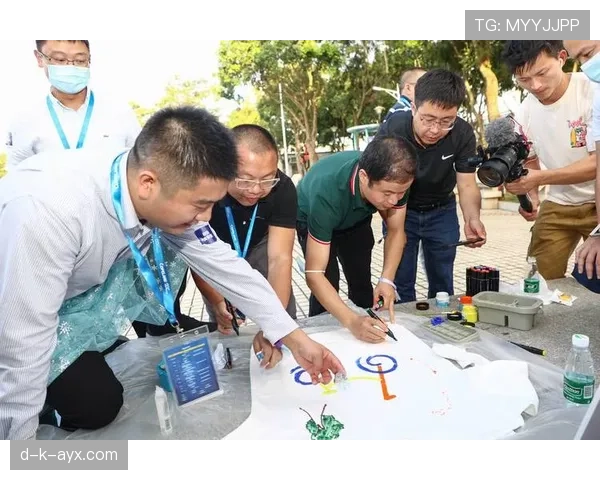 Vini训练场上演欢乐一幕，团队精神与幽默感齐飞
