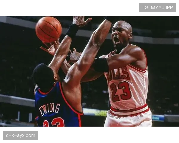 乔·杜马斯无球跑动牵制防线，改变活塞进攻空间结构